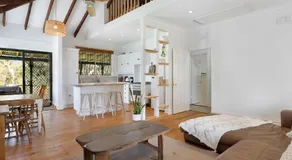 River Cottage, Absolute Waterfront Family and Pet Friendly Escape - Image 2