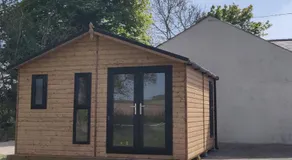 Cosy log cabin with views of Scrabo tower - Image 3