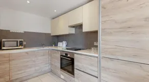 Modern Two Bedrooms Flat in Kingston KT2, London - Image 2