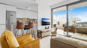 Roli in Estepona with 2 bedrooms and 2 bathrooms - Image 2