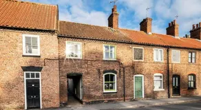 Quaint listed home in Barton - Image 4