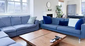Spacious 2 Bedroom Flat with 85 inch TV, PS5, Pool Table, Terrace - Image 4