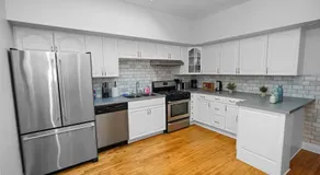 Modern 4BR Unit with Free Parking Near University of Illinois Chicago and Medical District - Image 3