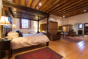 JOIVY Historic 6-Bedrooms Castle Retreat - Image 2
