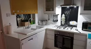 Corner House, Sleeps 8 in 4 Bedrooms, near train station, Great Value! - Image 2