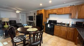 Tiger Stadium - Parking - Pool - WD - Bedroom TV - Image 2