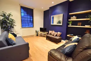 Derby Town House - Image 2