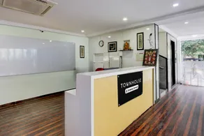 OYO Townhouse Benz Circle MG Road - Image 3