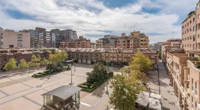 Central, Spacious Parking - Image 5