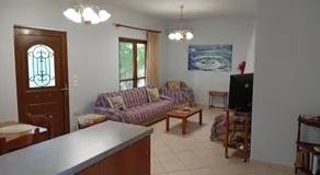 Lefkas house with garden - Image 2