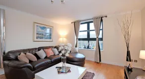 RiverView-2Br-Sleeps4-CityCentre-Parking-FastWiFi - Image 2