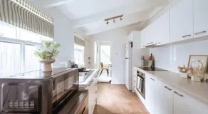 Walk to CBD 3BR Redfern Air Con Groups Family Sleeps 7 - Image 2
