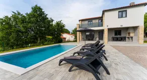 Villa adaptée aux familles avec piscine - Image 3