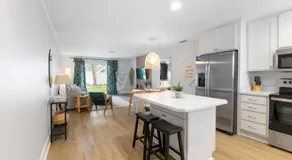 Island Suite - Walk to Downtown! - Image 3