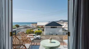 Modern 3-Bed Coastal Escape - Image 5