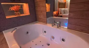 Luxury Jacuzzi Suites Halifax - Image 4