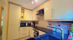 Modern luxury 3-bedroom guesthouse in Wigan - Image 5
