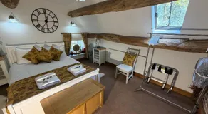 Beautiful Rustic Farmhouse sleeps 5 Near Alton Towers, Polar Bears, Peak District - Image 2
