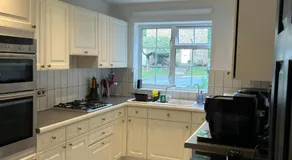 Room with private bathroom 5 min to Legoland & Windsor Castle - free parking and EV plug - Image 3