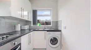 Modern Fully Equipped 4BR Home by Hyped Properties Perfect for Contractors Relocators Insurance Stay Near Centre with Free Parking - Image 5