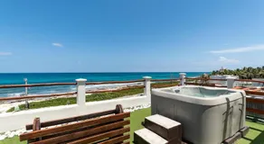 Villa with ocean view, pool, restaurant and rooftop - Image 2