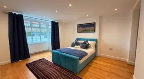4 Bedroom Home Edgware Ground Floor - Image 2