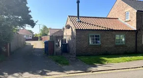 One bedroom barn with free parking - Image 5