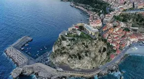 CALABRIA COLLINA DI SCILLA CASALE OSTELLO1800 SELF SERVICE GIARDINO STANZE E APPARTAMENTI PER FAMIGLIE COPPIE E SINGLE Melia Pzza S Gaetano 16 - Image 3