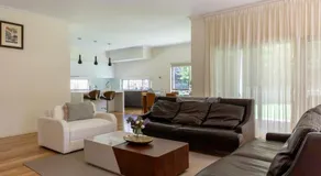 Spacious Home with Ensuites - Image 3