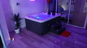 CocoonSPA LoveRoom Jacuzzi - Image 2