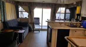 Comfortable Houseboat located in DC area with free parking - Image 2
