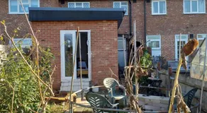 Guest house in rear garden - Image 2
