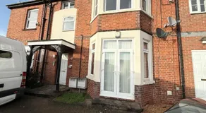Spacious 1 Bed Flat - Free Parking - Quiet Area - Image 3
