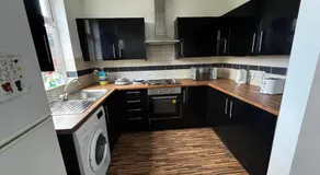 Double-Bedroom in the Heart of Salford Manchester GCSW3 Perfect for Short Stays - Image 4
