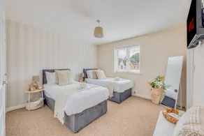 Beautiful Detached House • Excellent Location • Driveway Parking • Office • Smart TVs • Fast Wifi • Yoko Property - Image 2