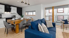 Flatzy - Prime City Apartment with Free Parking & Ping Pong Table - Image 2