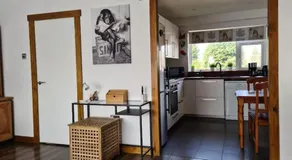 Charming spacious 2 bed apartment in quiet area - Image 3