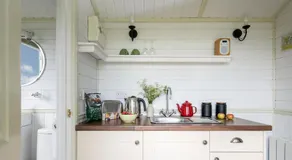 Romantic Shepherds Hut, Kenilworth - Image 3