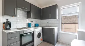 Sophia's Retreat - 2 Floor 4 Bed Apartment - Newport - Coastal Getaway - Image 5