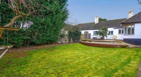 Orchard Bungalow - Sleeps 10 - Close to Town Centre - Free Parking, Pool Table, Fast Wi-Fi and Smart TV with Netflix by Yoko Property - Image 4
