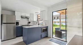 Amazing 2 Bedroom Townhouse near beach - Image 3