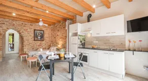 Merveilleuse villa adaptée aux familles avec internet haut débit, piscine privée et jardin | Vue jardin | Adaptée au travail à distance - Image 4