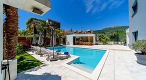 Luxury Villa Velvet Bourbon Split with pool, tennis court & spa - Image 3