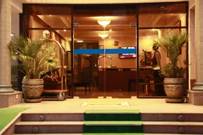Caravan Hotel - Image 4