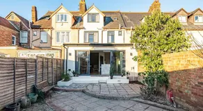 Modern 5 Bedroom House by Oxford Train Station - Image 3