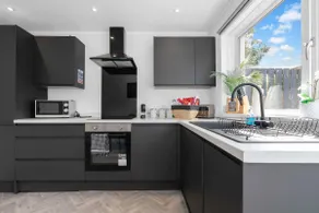Contractor & Family Friendly House - Sleeps 8 - FREE Parking and Fast Wi-Fi - Image 4