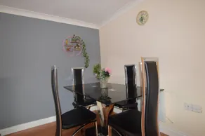 Central 2 Bed Apartment with Parking by CozyNest - Image 5