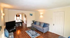 Binfield - Spacious Luxurious Four Bedroom House - Image 2