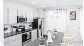Modern Town House Close To Uptown - Image 4