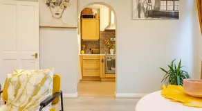 The two bedroom flat with terrace 1 min to Earls Court Station for 5 guests - Image 3